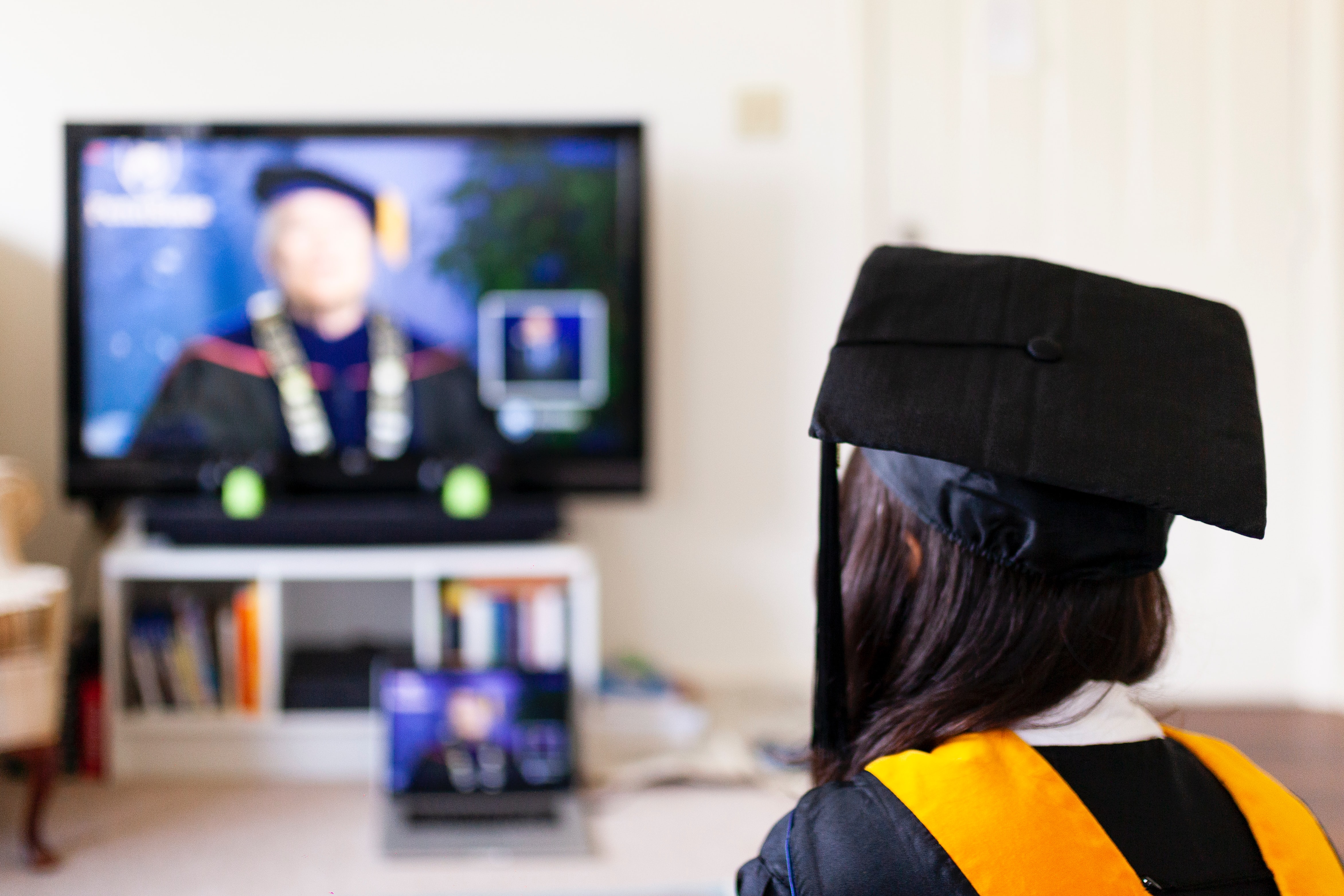 Advantages and Disadvantages of Online College Education